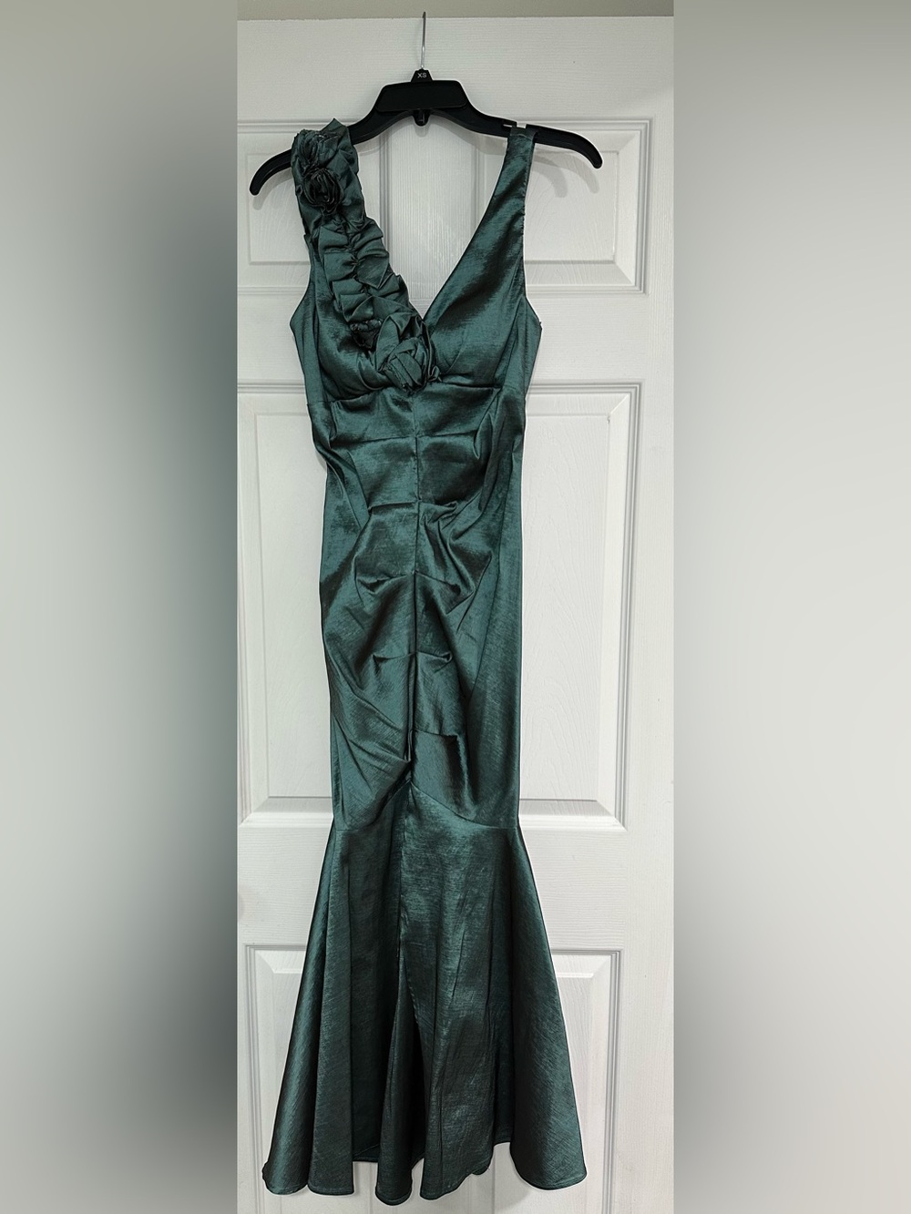 Kathy Roberts Emerald Green Mermaid Formal Gown Size 6 Rosette Shoulder Dress